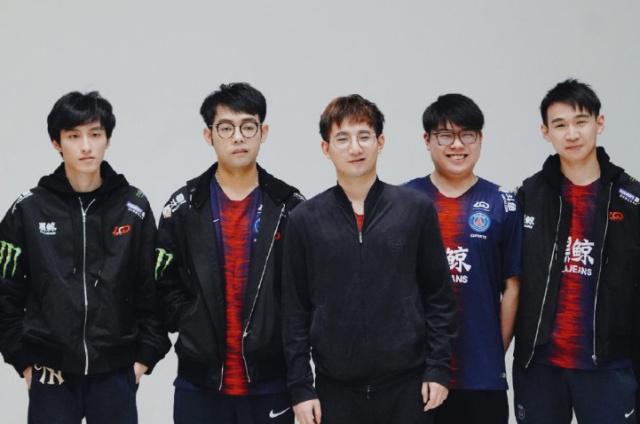 有的掌声与 有的掌声与